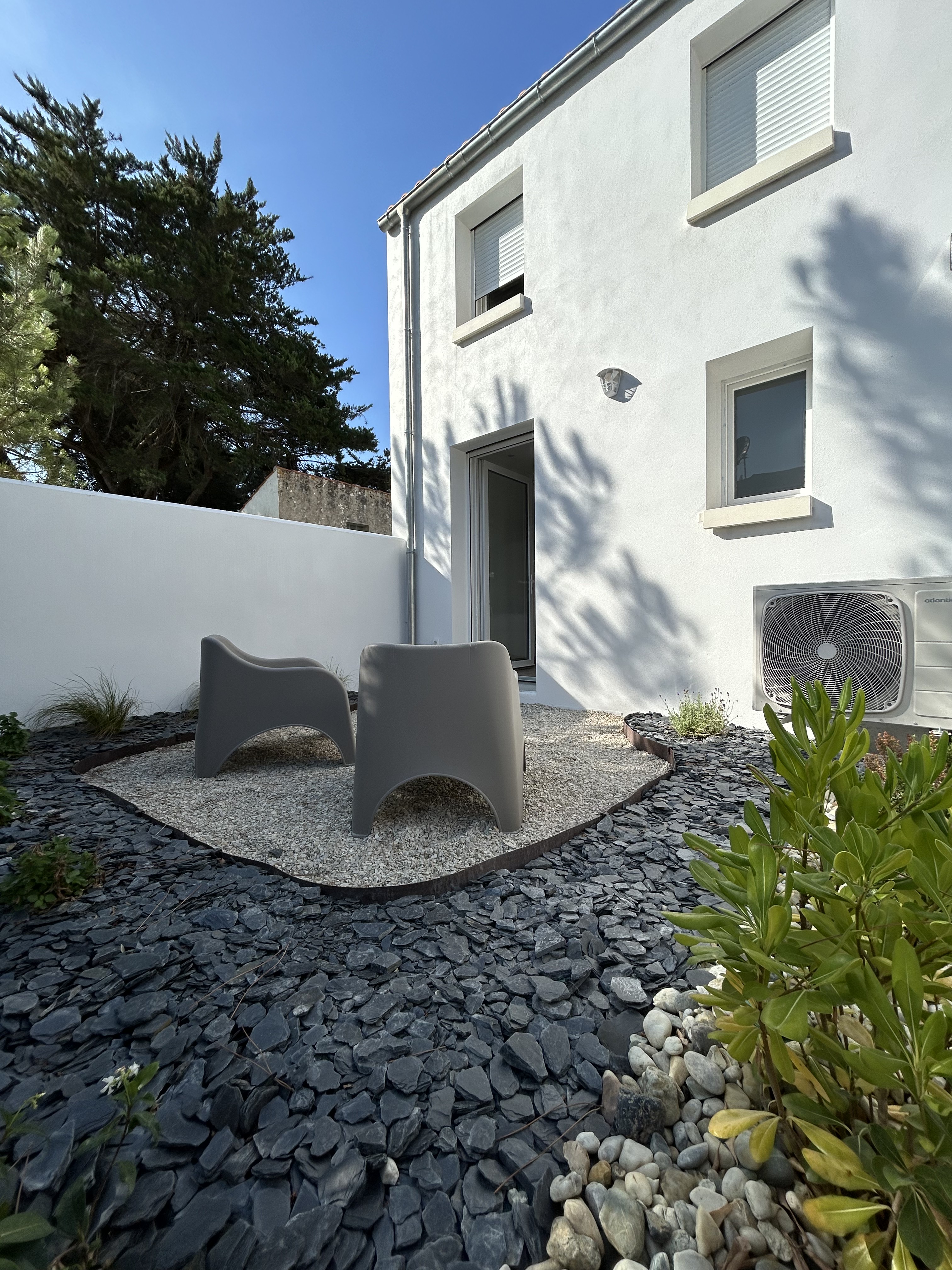 Extérieur de la maison avec jardin